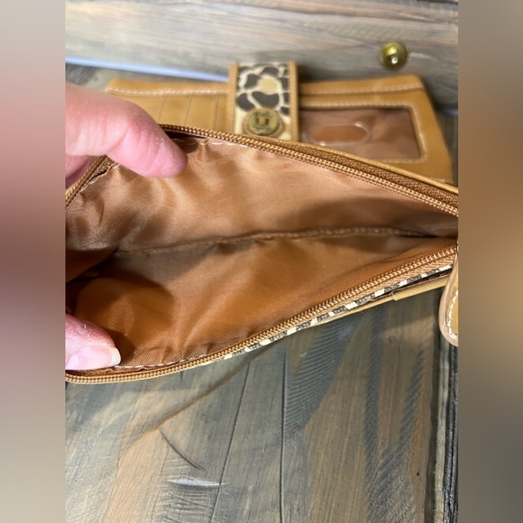 W016. Vintage Relic Wristlet/Wallet - Picture 4 of 6